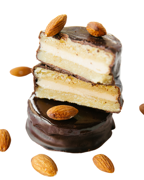 Alfajor proteico de almendra con chocolate 85% cacao