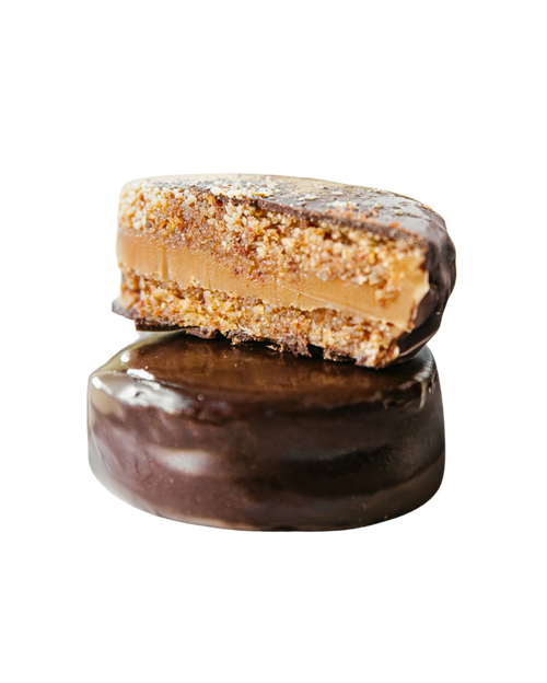 Alfajor proteico de nuez con chocolate semi bitter
