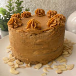 Cargar imagen en el visor de la galería, Torta de almendras tostadas con manjar y frambuesa
