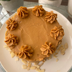 Cargar imagen en el visor de la galería, Torta de almendras tostadas con manjar y frambuesa
