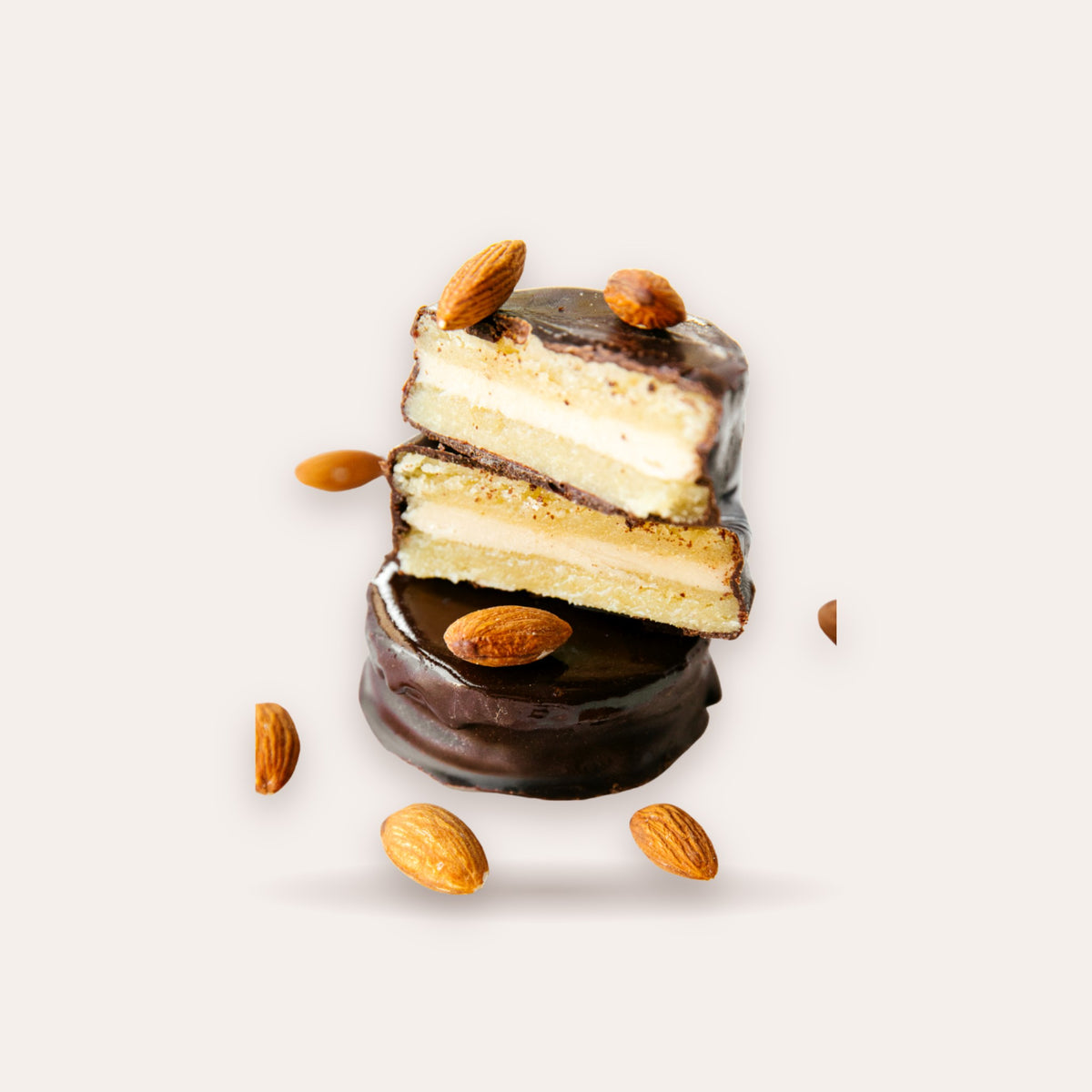 Alfajor proteico de almendra con chocolate 85% cacao
