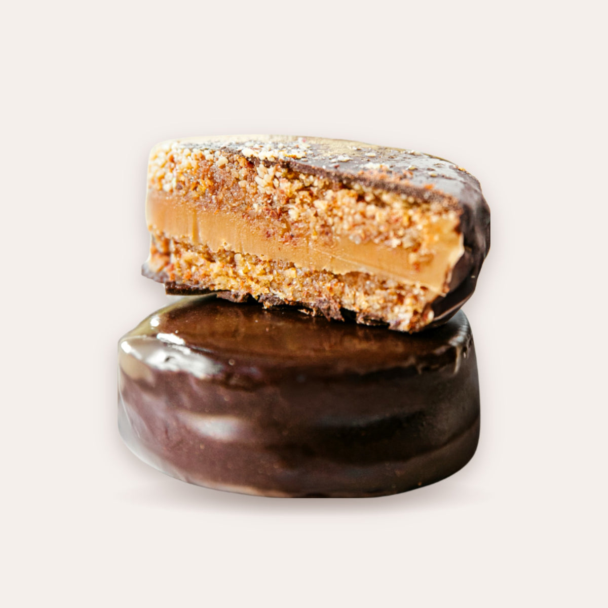 Alfajor proteico de nuez con chocolate semi bitter